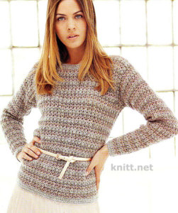 Легкий пуловер из натуральной пряжи средней толщины выполнен крючком однообразным узором из столбиков с накидами. Пуловер простой но в тоже время женственный и стильный.